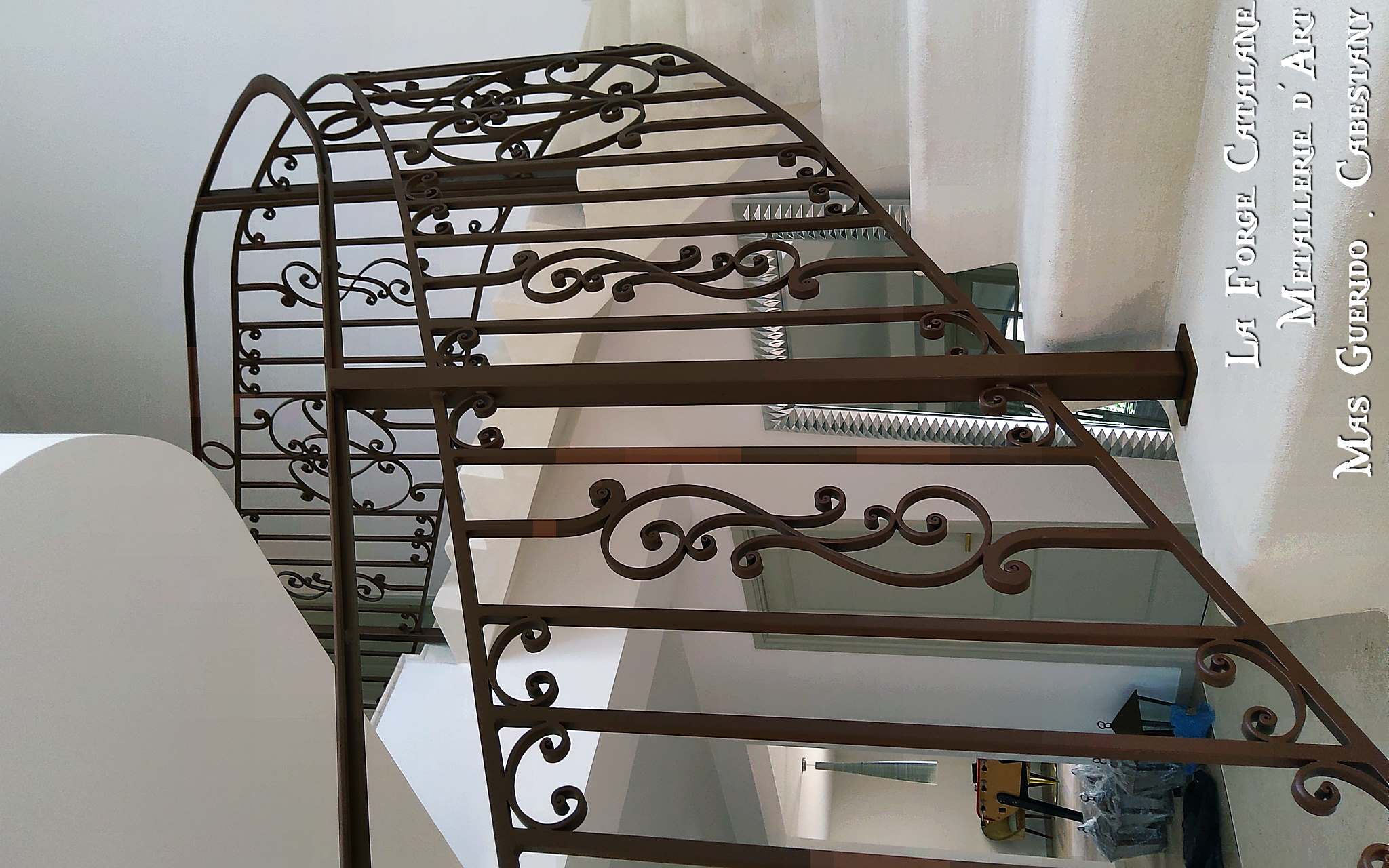 rampant avec volutes travaillees a chaud forge catalane.jpg